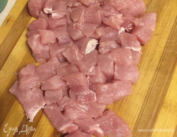 Мясо нарезать на кубики.