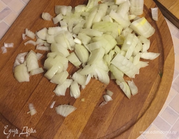 Лук и картофель нарезать на кубики.