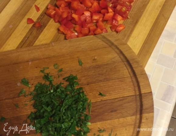 Перец, зелень, огурцы также измельчить.