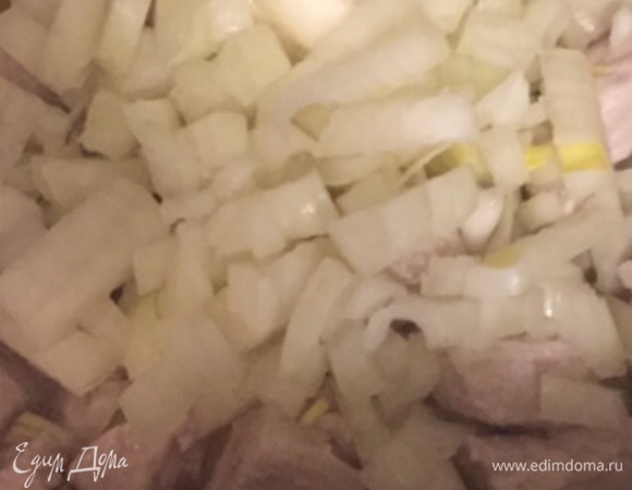 Сложить ингредиенты в глиняный горшок.