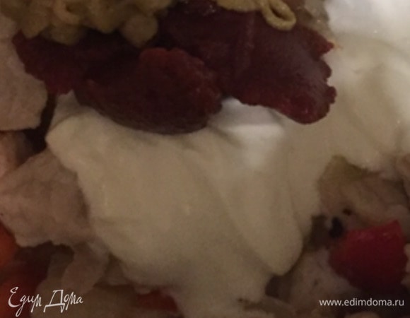 Добавить сметану, горчицу, по желанию томатную пасту. Залить кипяченой водой, положить специи, соль. Тушить 1 час 20 минут в духовом шкафу. Подавать с запеченной тыквой.