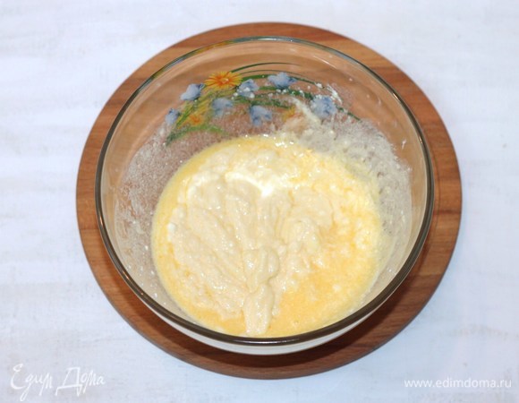 Добавить растопленное сливочное масло и тщательно перемешать массу.