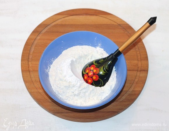 Муку смешать с разрыхлителем, ванилином и просеять.