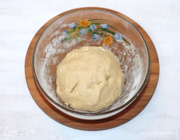 Замесить тесто, собрать в колобок. Тесто не липнет к рукам, мягкое и пластичное.