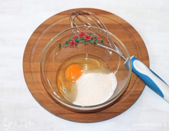 Для приготовления суфле яйцо взбить с сахаром и ванильным сахаром.