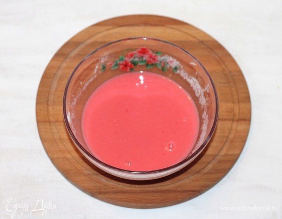 Продолжая взбивать, постепенно влить йогурт. Добавить протертое малиновое желе (1–2 ст. л.) и всыпать крахмал. Малиновое желе добавляла для аромата и для яркого цвета суфле.