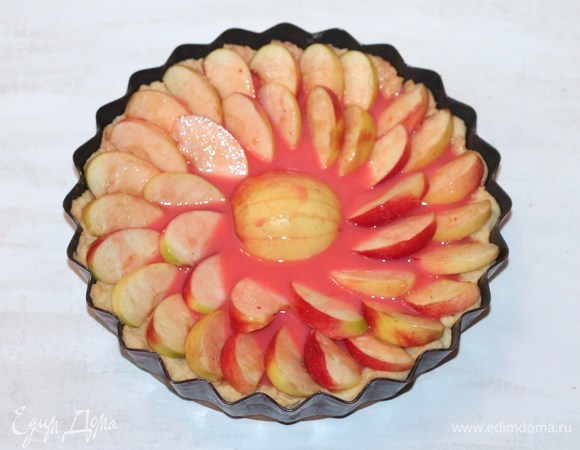 Равномерно залить яблоки приготовленным суфле. Выпекать пирог в духовке при температуре 180–190°C еще 30 минут.