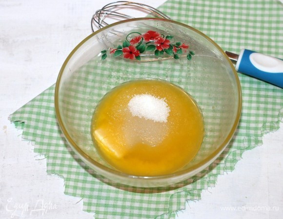 Масло сливочное растопить и смешать с сахаром.