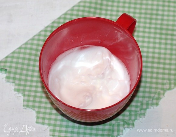 Яичный белок взбить с маленькой щепоткой соли до мягких пиков.