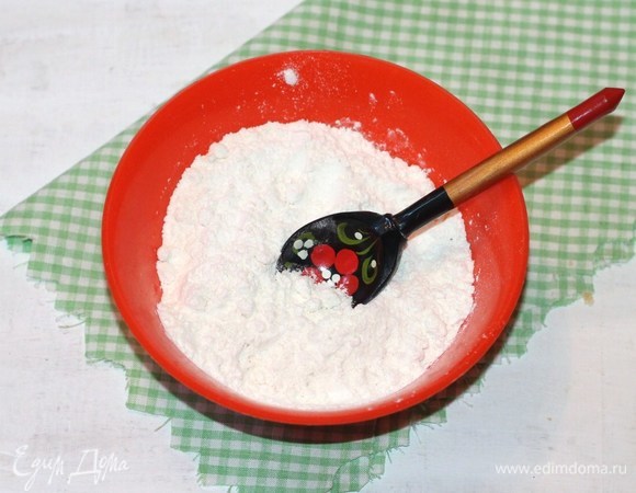 Муку смешать с ванилином и разрыхлителем теста, просеять.