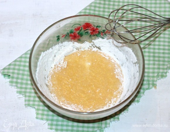 В жидкую смесь небольшими частями добавить мучную, вымешать тесто.