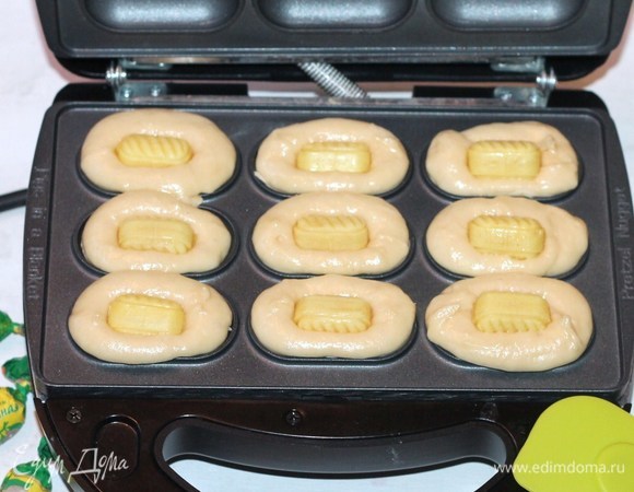 Раскладываем тесто в формочки (не смазываем маслом). Сверху кладем карамель, немного ее утопим в тесте.