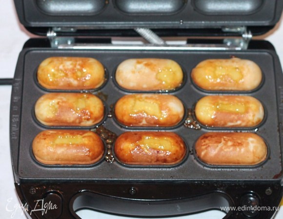 Выпекаем «лимончики» в разогретом мультипекаре. Такие пирожные можно испечь и в разогретой до 180°C духовке до румяности.