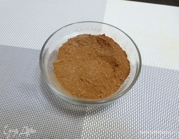 Смешать какао-порошок с сахаром.