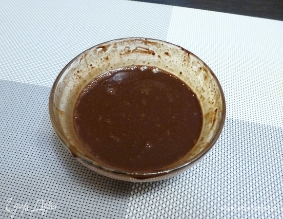 Влить немного воды или молока и тщательно размешать, чтобы не было комочков.