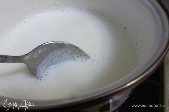 Поставить молоко на огонь и довести до кипения. Молоко можно немного развести водой.