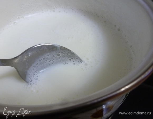 Поставить молоко на огонь и довести до кипения. Молоко можно немного развести водой.
