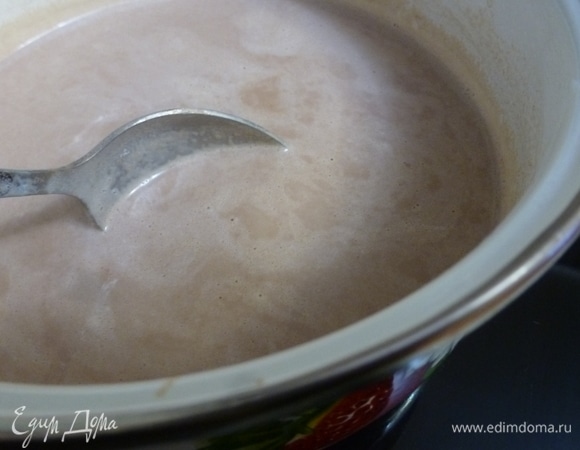 Влить пиалку с разведенным какао в кипящее молоко. Прокипятить 2 минуты на слабом огне и снять с плиты.