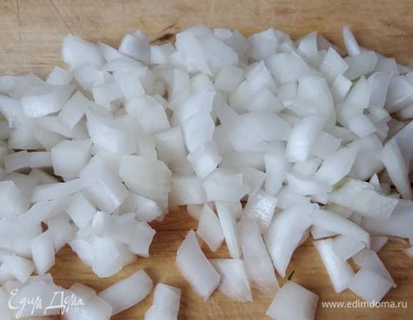 Лук нарезать мелким кубиком. У меня был белый лук, но можно использовать и репчатый.