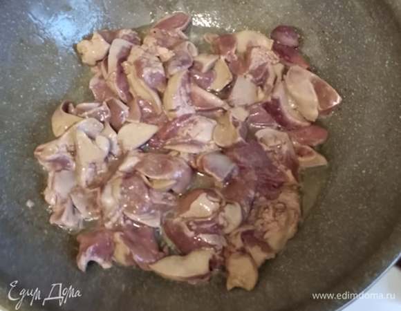 Хорошо прогреть растительное масло в глубокой сковороде. Я брала кукурузное, вы можете использовать любое рафинированное. Обжаривать печень 3 минуты, постоянно помешивая и переворачивая, пока она не приобретет светлый оттенок.