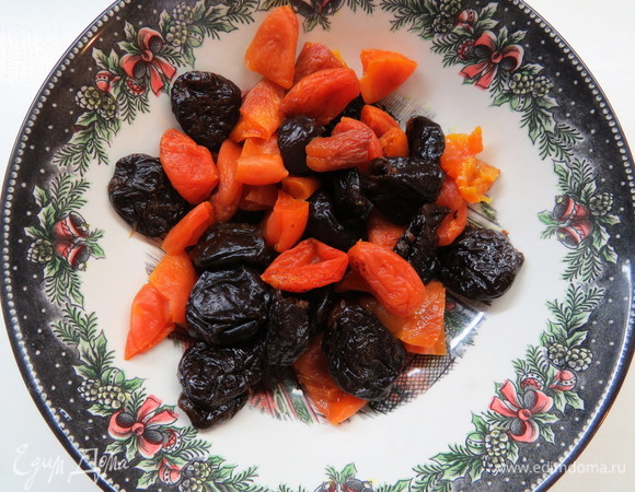 Готовим начинку: курагу и чернослив складываем в мисочку. Если сухофрукты крупные, можно нарезать их пополам или на четвертинки.