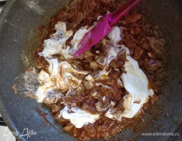 И сметану. Если соус густоват, добавьте немного горячей воды. Тушить под крышкой 3–4 минуты. Подавать с любым гарниром на выбор. Приятного аппетита.