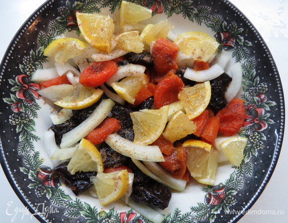 Лук режем полукольцами, лимон — четвертинками, приправляем начинку душистым перцем и солью по вкусу.