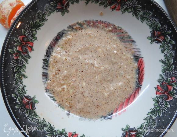 Готовим маринад для курицы. Смешиваем в мисочке ароматное ореховое масло, натертый корень имбиря и чеснок, добавляем сок мандарина и специи. Перемешиваем.