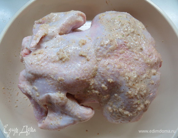 Полученной смесью натираем нашу курочку снаружи и изнутри.