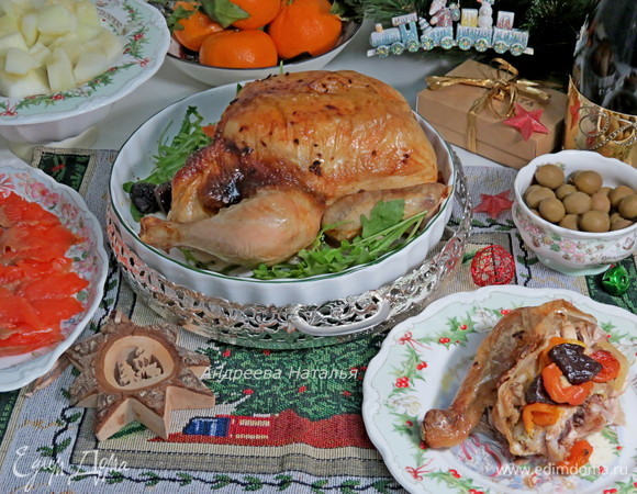 Выпекать при 190–200°C в течение 60 минут (в зависимости от размера курицы и от вашей духовки). Курочка получается с хрустящей корочкой, сочной и нежной внутри! Начинка отлично оттеняет вкус мяса.