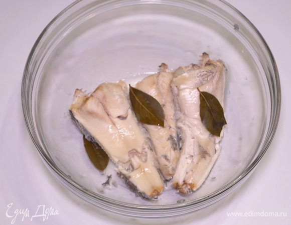 Для этого рецепта я использую морскую рыбу нототению, поскольку в ней очень мало костей, а мякоть очень нежная и вкусная. Вы можете взять любую рыбку на ваше усмотрение. Предварительно нужно ее отварить до готовности в подсоленной воде, на это уйдет примерно 10–15 минут, при этом обязательно добавьте 2–3 зубчика чеснока и пару лавровых листочков.