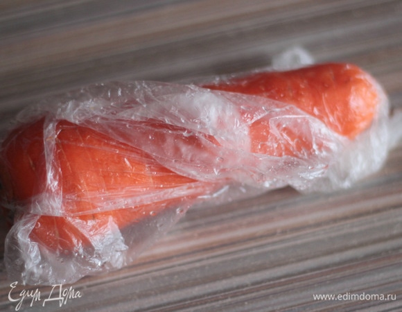 Морковь хорошо промыть, можно просто отварить до готовности, а можно завернуть мокрую в целофановый пакет или пищевую пленку, сделать несколько проколов и «сварить» в микроволновке. Моей хватило 6 минут.