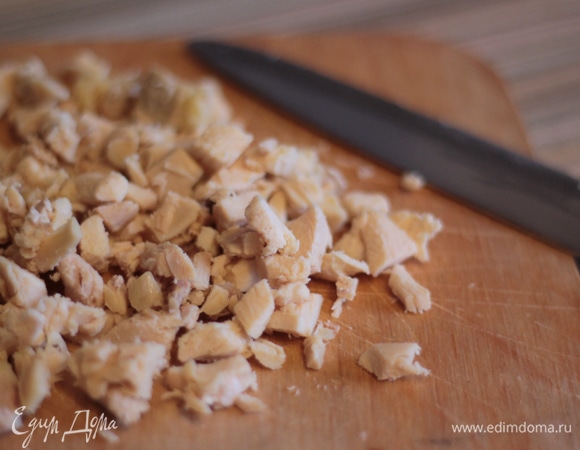 Готовую грудку мелко нарезать.