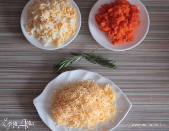 Готовую отварную морковь, сыр и яйца потереть на мелкой терке. Смешать грудку, сыр и яйца, добавить натертый зубчик чеснока, соль, перец (по вкусу). Добавить любимый майонез ТМ «Махеевъ», перемешать и сформировать шарики. Внутрь каждого положить по одной оливке (по желанию).