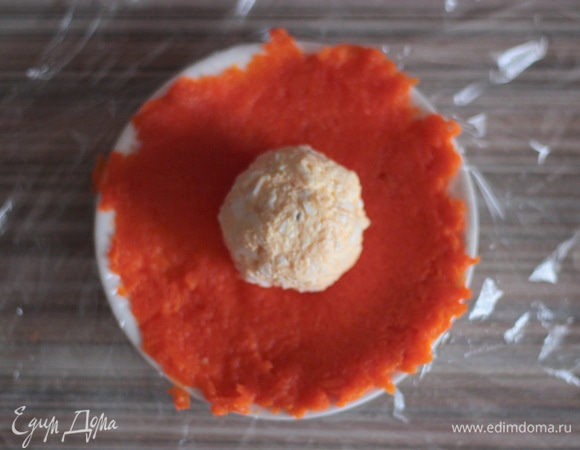 Положить на морковную лепешку шарик салата.