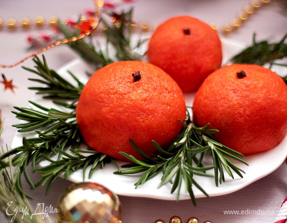 Уложить на тарелку, в каждый воткнуть в качестве хвостика по звездочке гвоздики, украсить веточками розмарина.