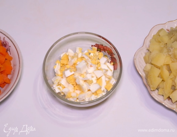 Нарезаю отварной картофель, морковь и 2 яйца небольшими кубиками.