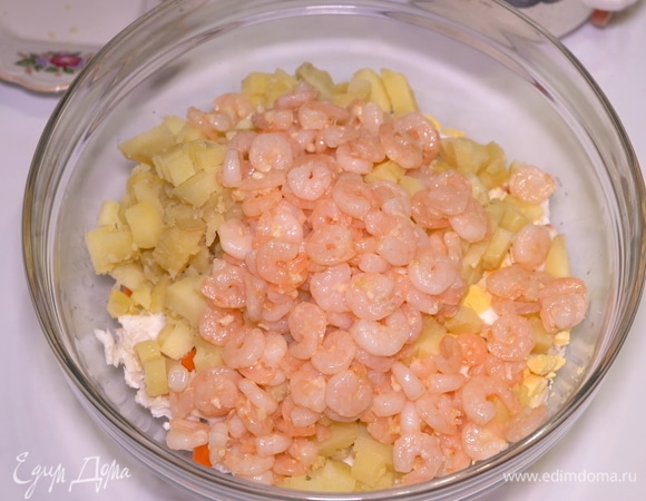 Добавляю в миску нарезанные овощи, яйца и обжаренные креветки.