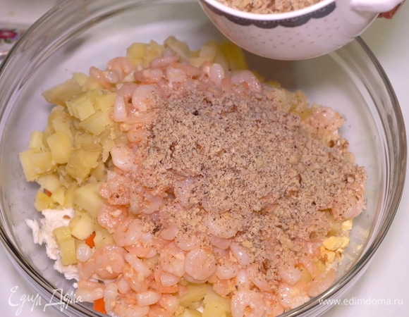 Затем добавляю молотые грецкие орехи — 3 ст. л.