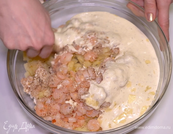 Заправляю вкуснятину домашним майонезом и перемешиваю.