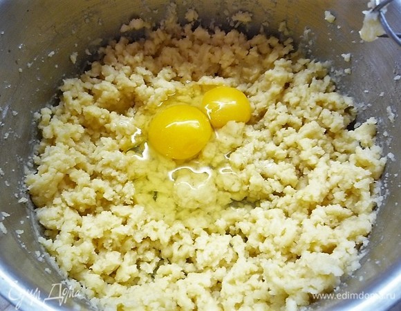 Немножко остужаем и добавляем по одному яйца, каждый раз перемешиваем.