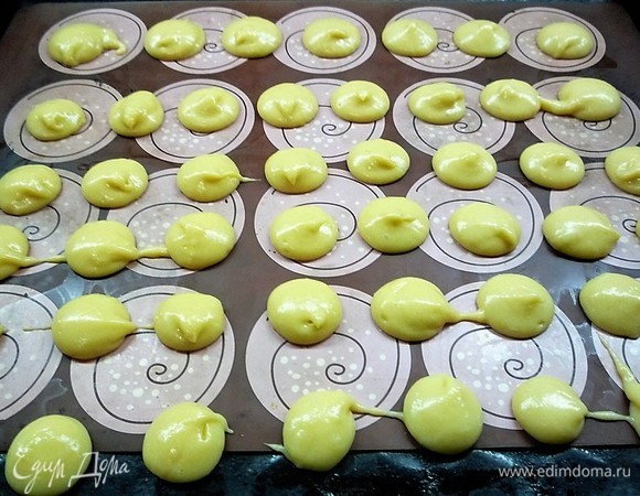 Готовое тесто отсаживаем на противень в виде небольших шариков.