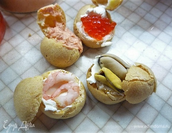 Все профитроли начиняем творожным сыром и различными морепродуктами.