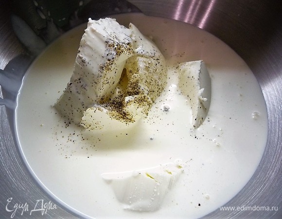 Для сырного мусса 10 г желатина замачиваем в 60 мл холодной воды (1:6) на 30 минут. Сыр, сливки, специи смешиваем до однородного состояния.