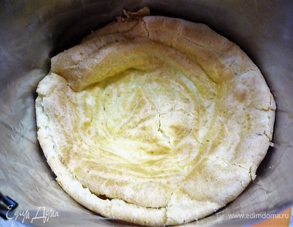 В кольцо выкладываем заварной корж.