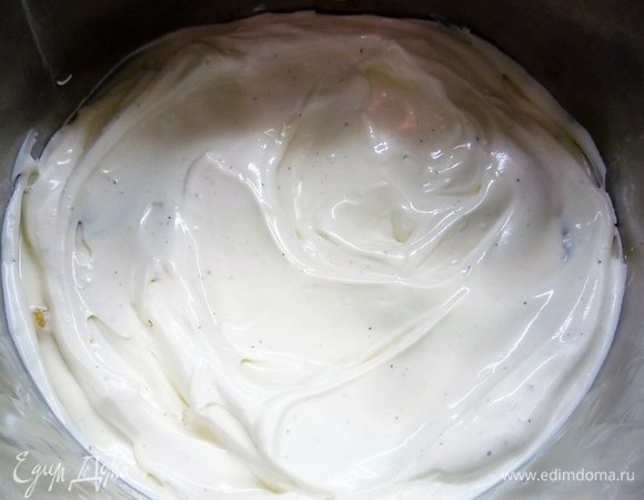 На корж выливаем часть сырного мусса.