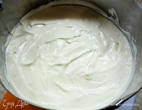 Покрываем оставшимся муссом, хорошо уплотняем и даем застыть в холодильнике в течение одного часа (можно убрать в холодильник на ночь).