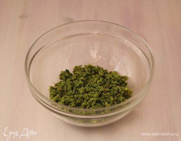 Руками измельчить бисквит в крошку. Добавить сгущенное молоко. Добавляйте понемножку — столько, чтобы получилась вязкая смесь, но не жидкая!