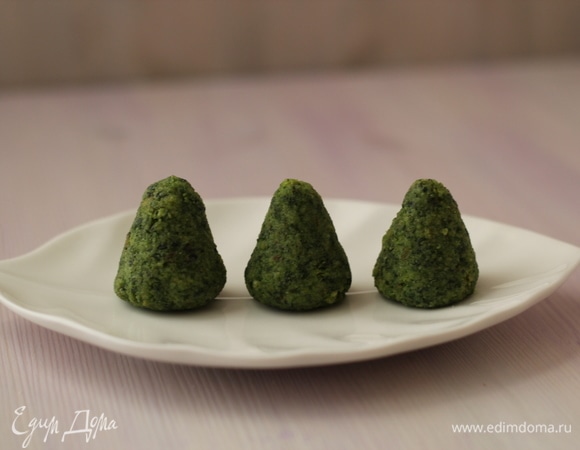 Из смеси руками формируем вот такие маленькие конусы — это наши будущие попсы. Ставим их в холодильник минут на 30, чтобы хорошо охладились.