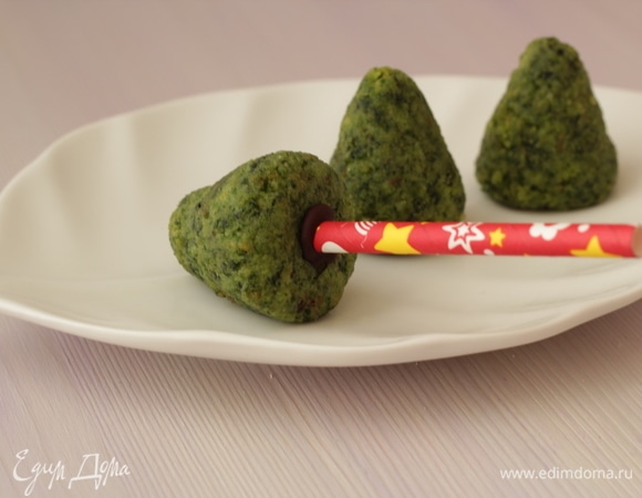 Растопить немножко любого шоколада. Возьмем палочку (у меня бумажные для коктейля), сделать в донышке дырочку, обмакнуть палочку в шоколад и вставить в пироженку. После убрать кейк-попсы в морозилку минут на 15–20.